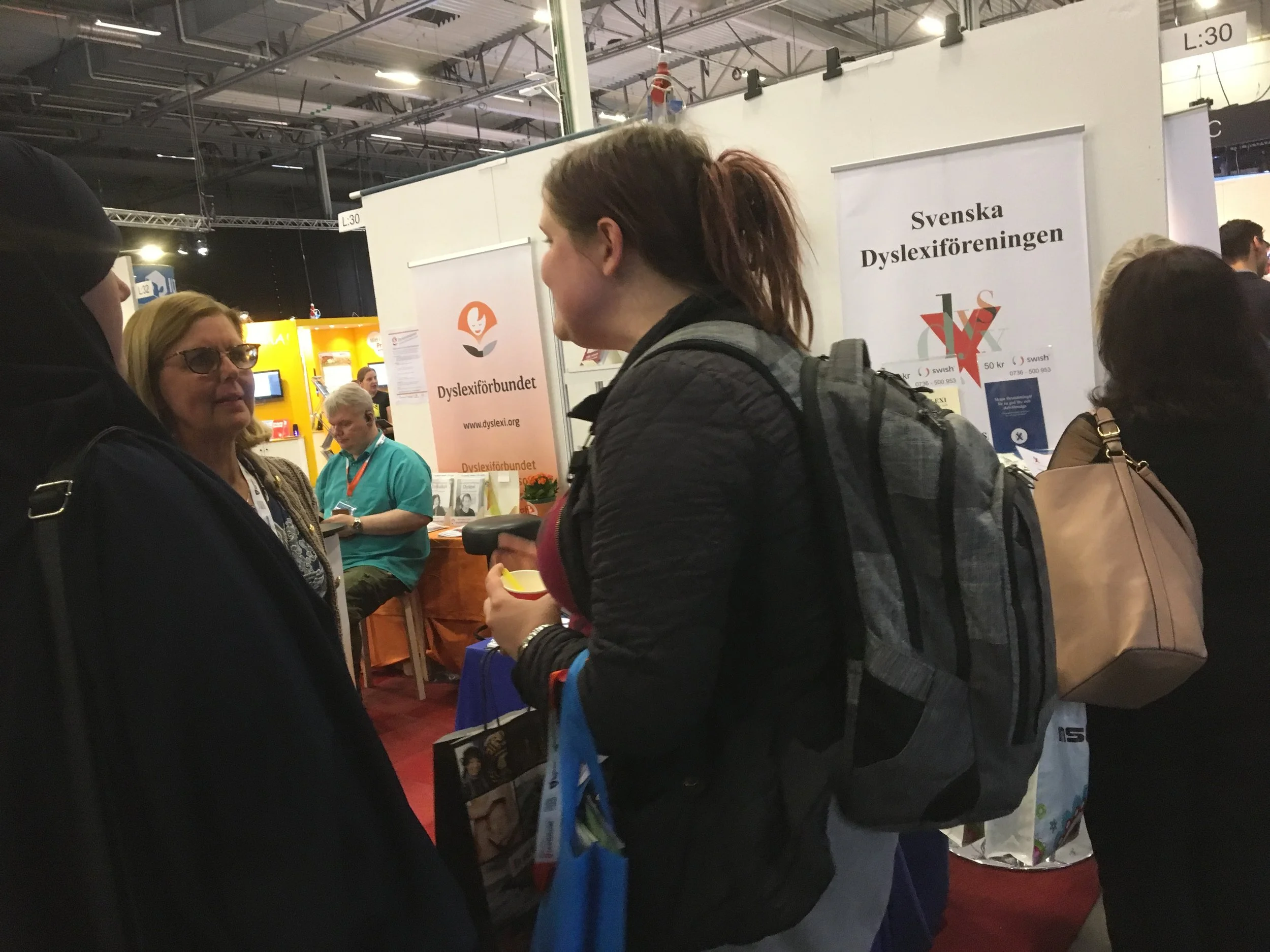 Svenska Dyslexiföreningens Helena Jacobsson ger tips och råd på årets SETT-mässa.