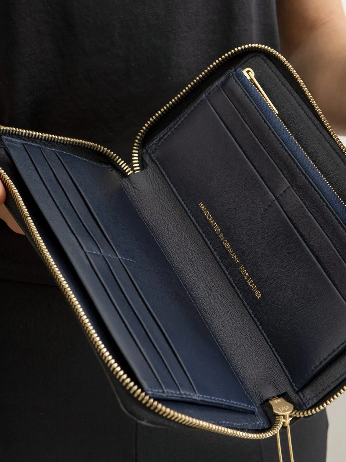 TSATSAS_Kobo_2_black_w_04-800x1067@2x.jpg