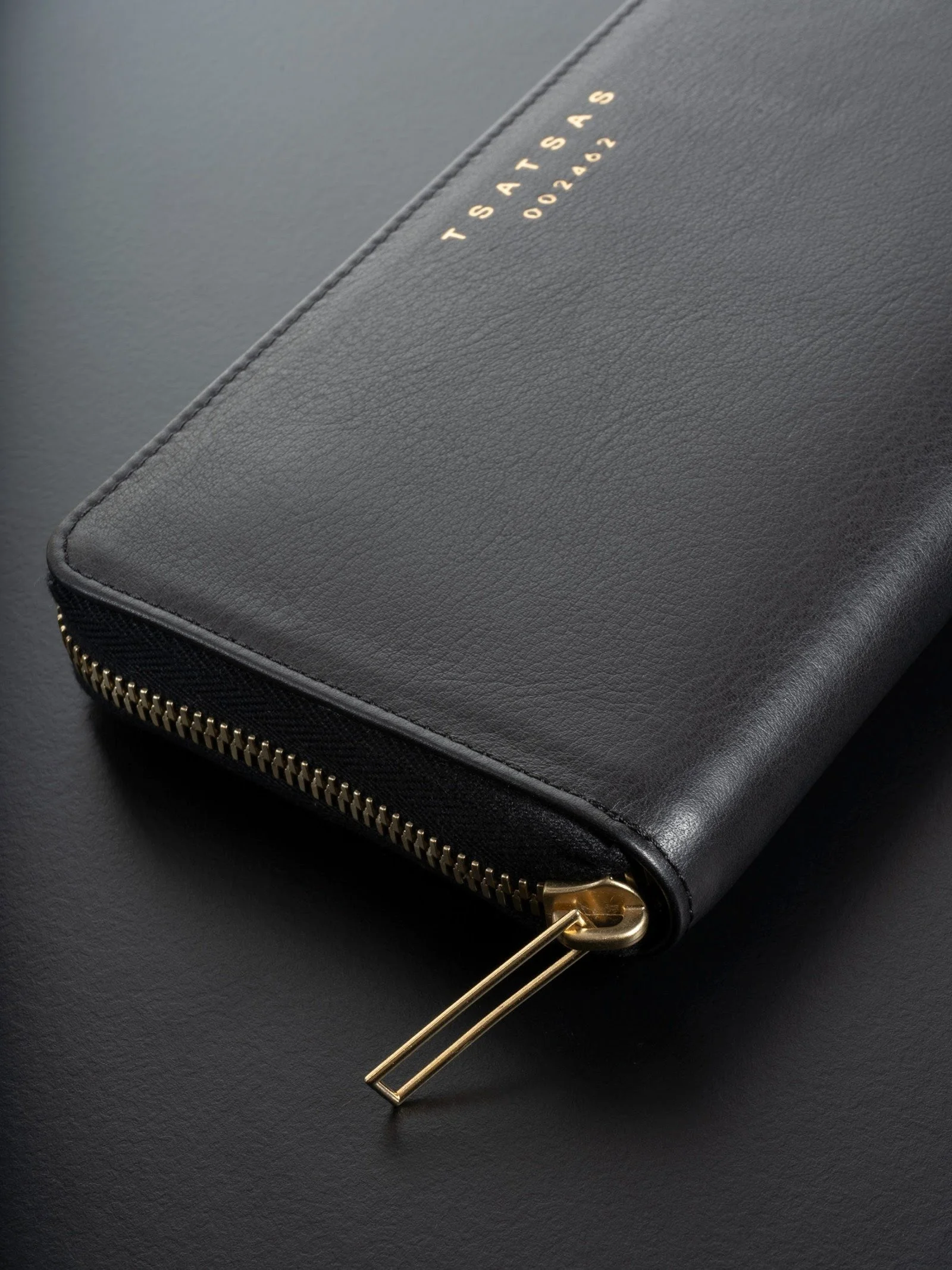 TSATSAS_Kobo_2_black_w_06-800x1067@2x.jpg