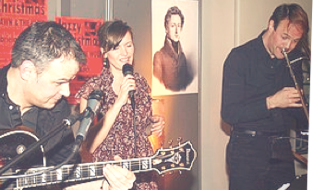 LIPPISCHE LANDES-ZEITUNG, 4.12.10 Eingespieltes Team: Shawn Grocott (Posaune), Wolfgang Meyer Johanning (Gitarre) und Gabriela Koch trafen mit ihrem "Jazzy Christmas" genau den richtigen Ton. Foto: Schwabe
