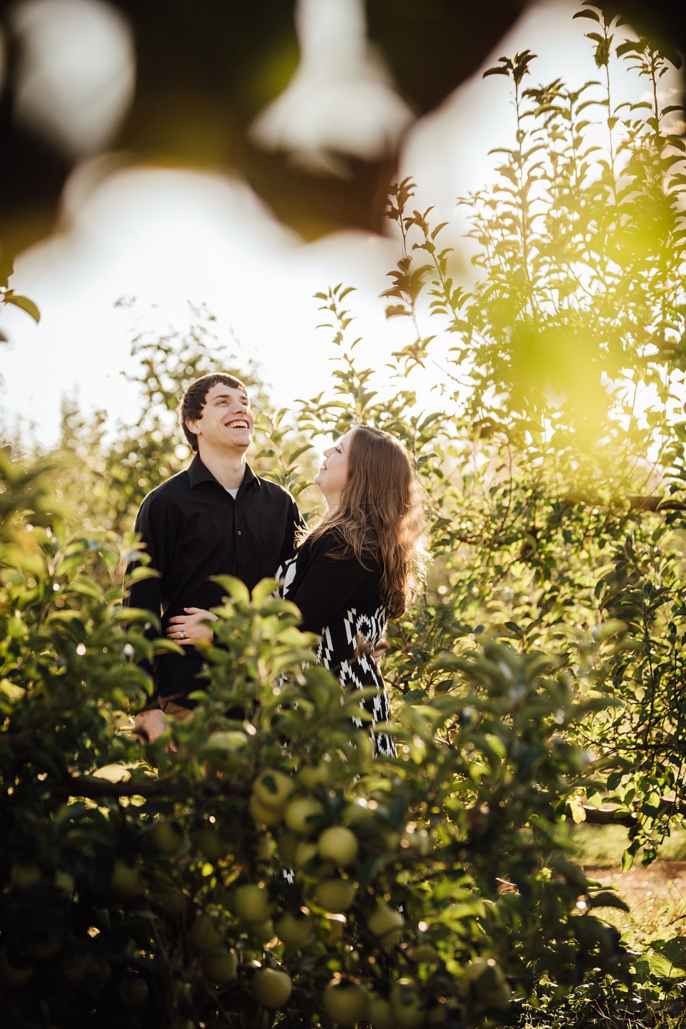 fall_apple_orchard_engagement-photography002.jpg