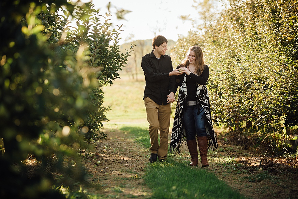 fall_apple_orchard_engagement-photography001.jpg