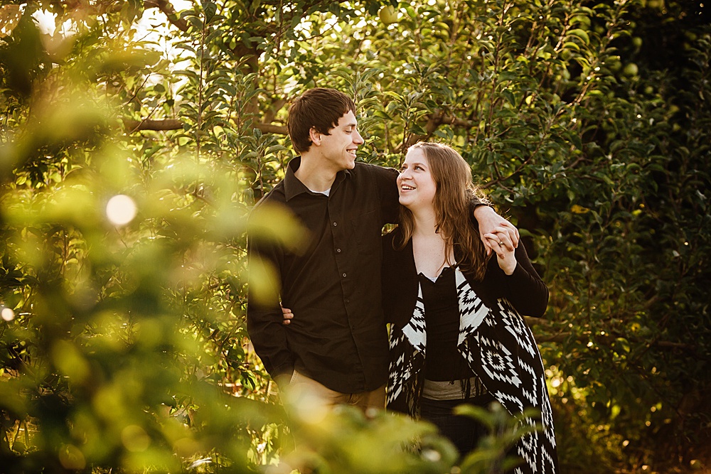 fall_apple_orchard_engagement-photography005.jpg