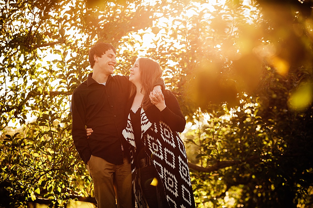 fall_apple_orchard_engagement-photography004.jpg