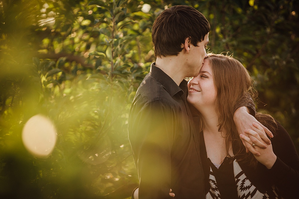 fall_apple_orchard_engagement-photography008.jpg