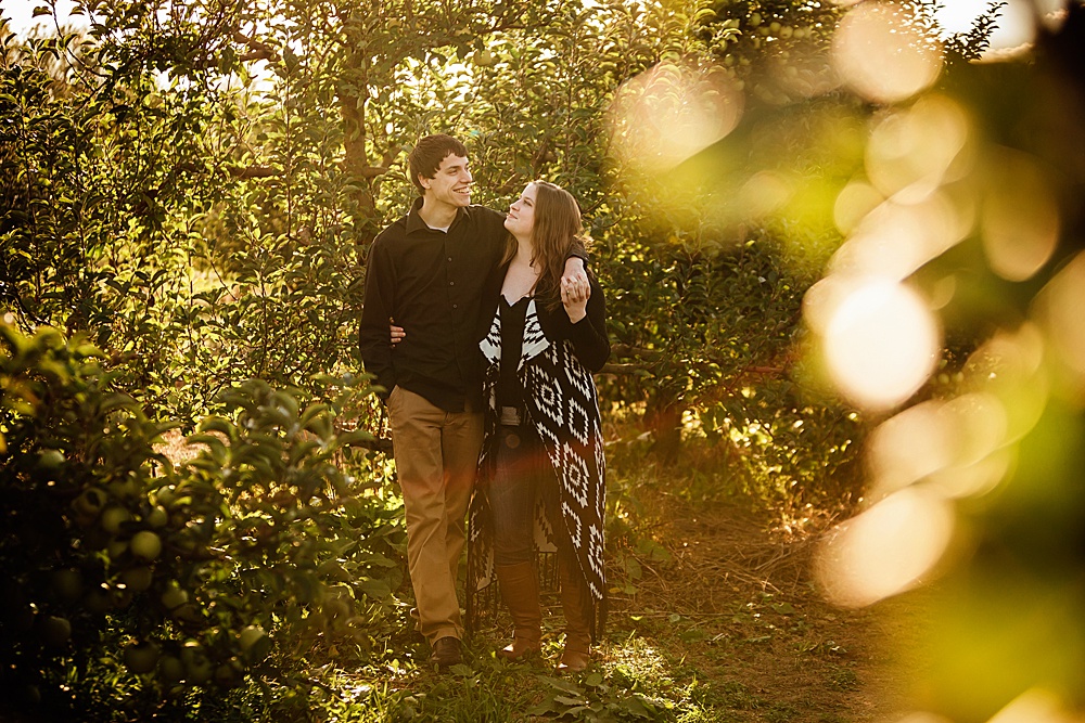 fall_apple_orchard_engagement-photography007.jpg