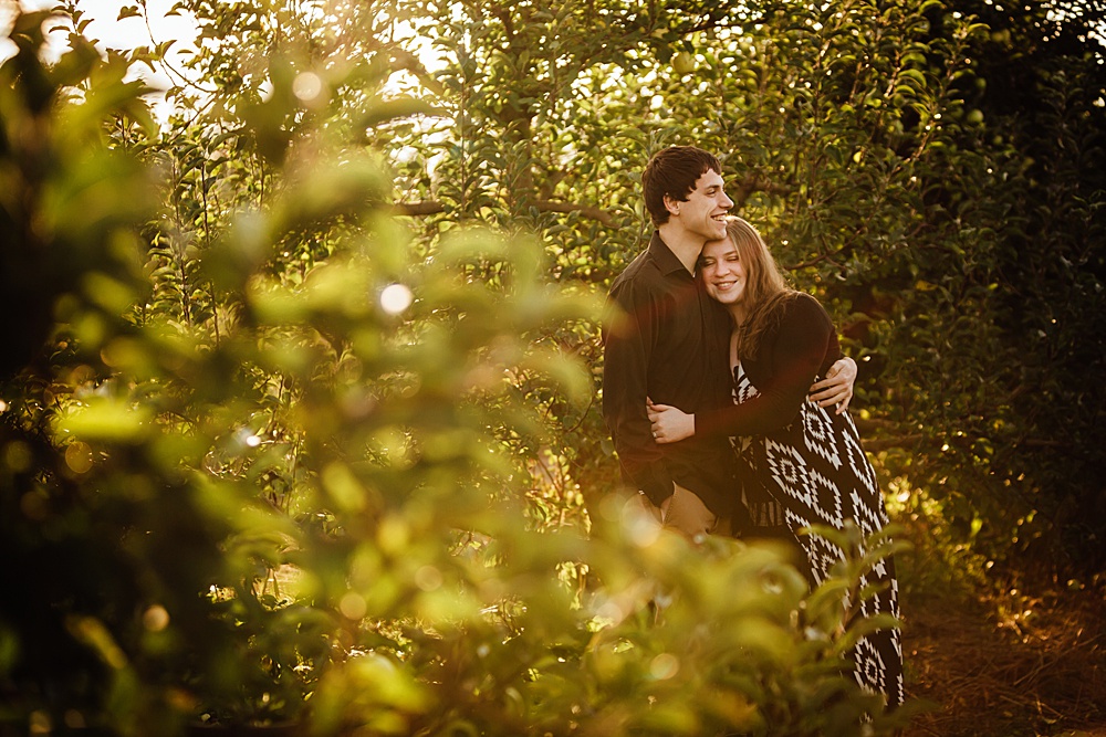 fall_apple_orchard_engagement-photography009.jpg