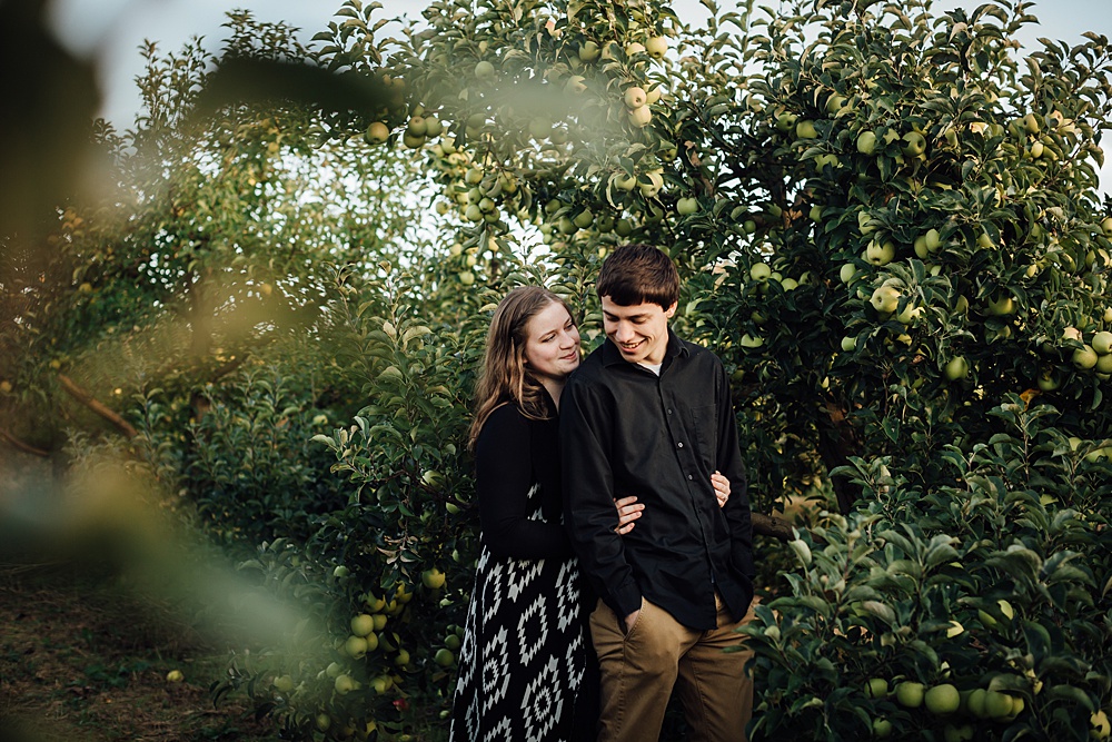 fall_apple_orchard_engagement-photography011.jpg