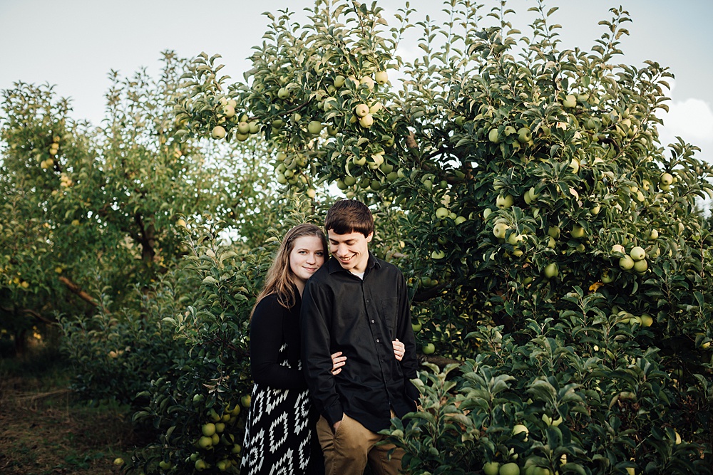 fall_apple_orchard_engagement-photography013.jpg