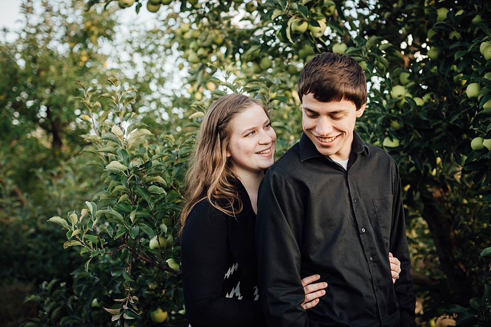 fall_apple_orchard_engagement-photography012.jpg