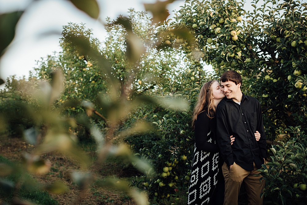 fall_apple_orchard_engagement-photography014.jpg