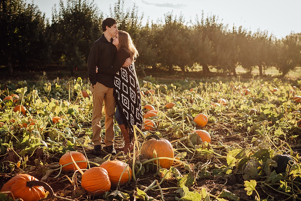 fall_apple_orchard_engagement-photography017.jpg