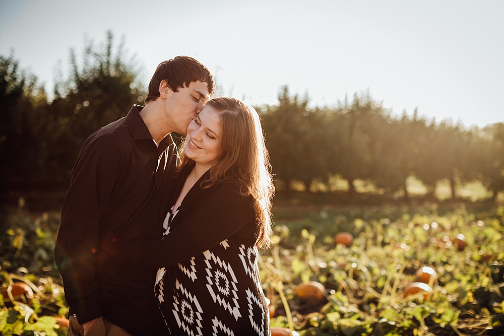 fall_apple_orchard_engagement-photography018.jpg