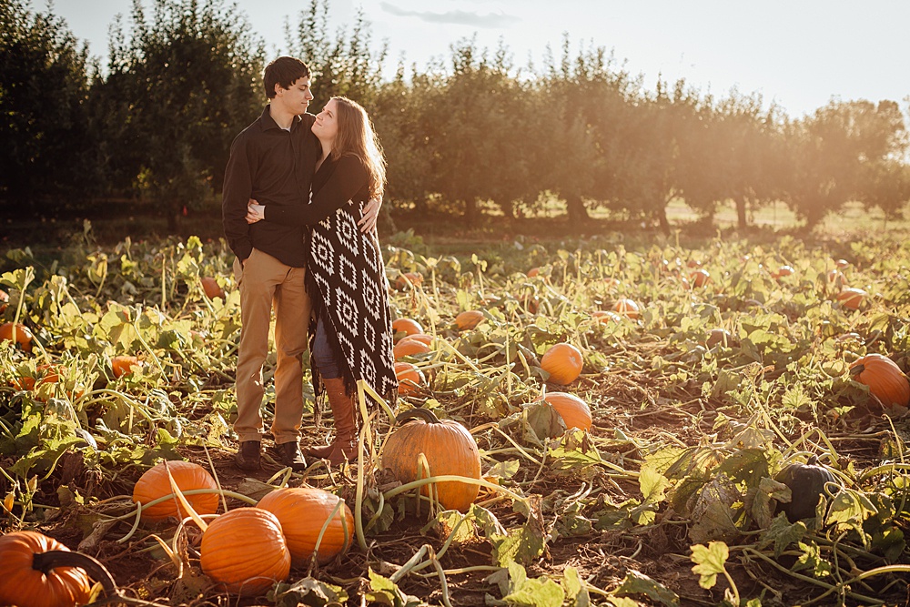 fall_apple_orchard_engagement-photography019.jpg