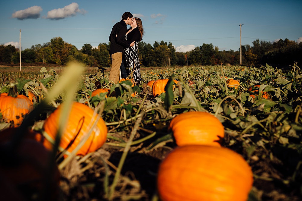 fall_apple_orchard_engagement-photography021.jpg