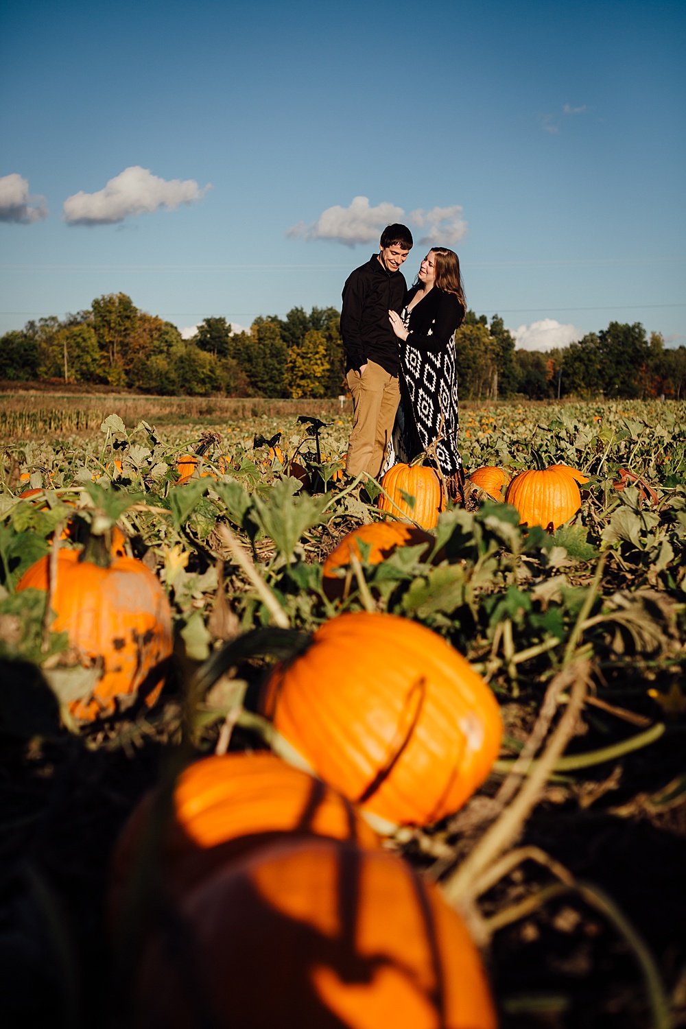fall_apple_orchard_engagement-photography020.jpg
