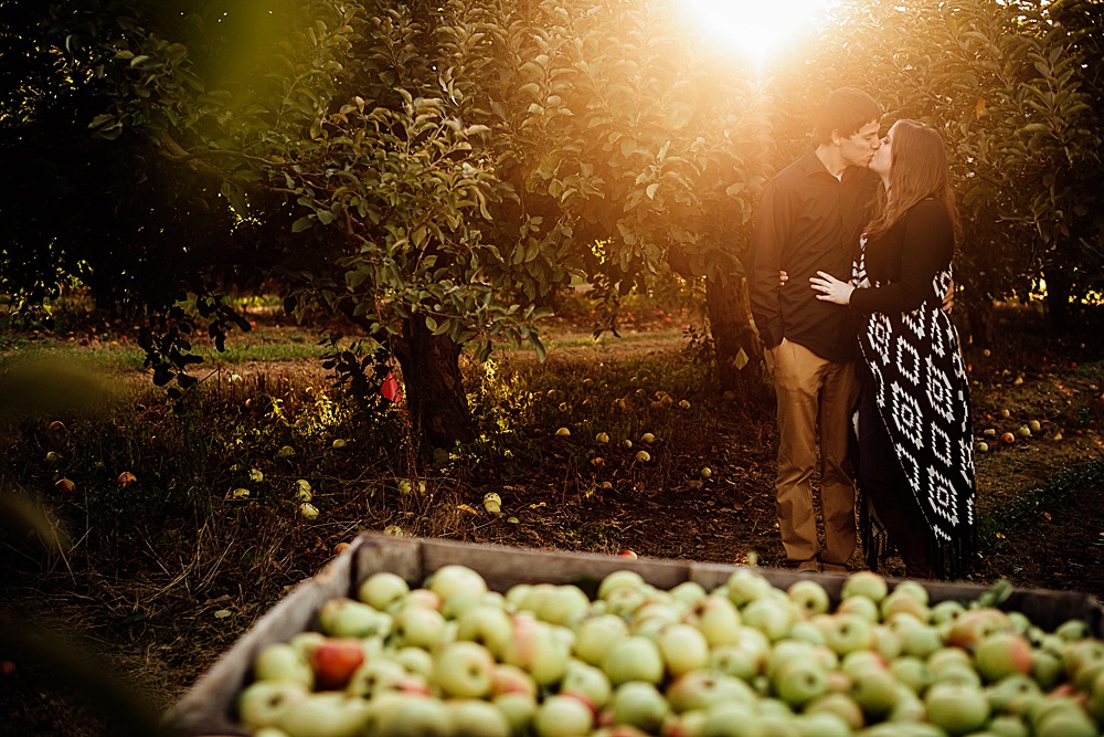 fall_apple_orchard_engagement-photography025.jpg