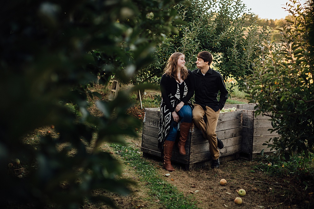 fall_apple_orchard_engagement-photography029.jpg