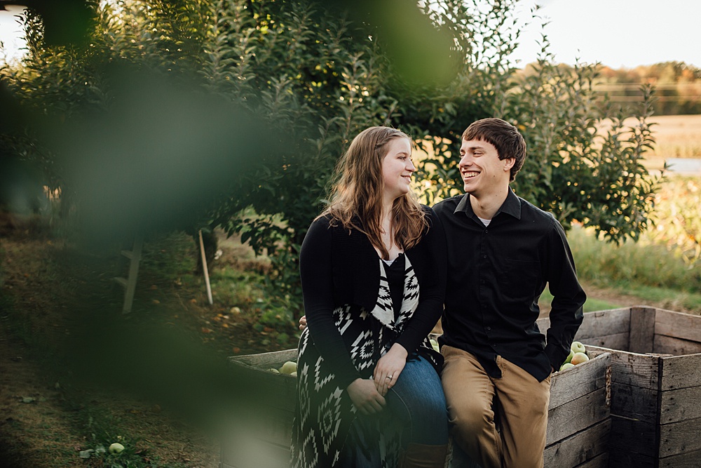 fall_apple_orchard_engagement-photography030.jpg