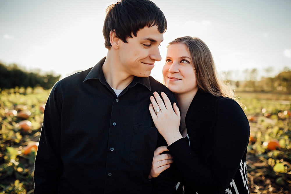 fall_apple_orchard_engagement-photography038.jpg