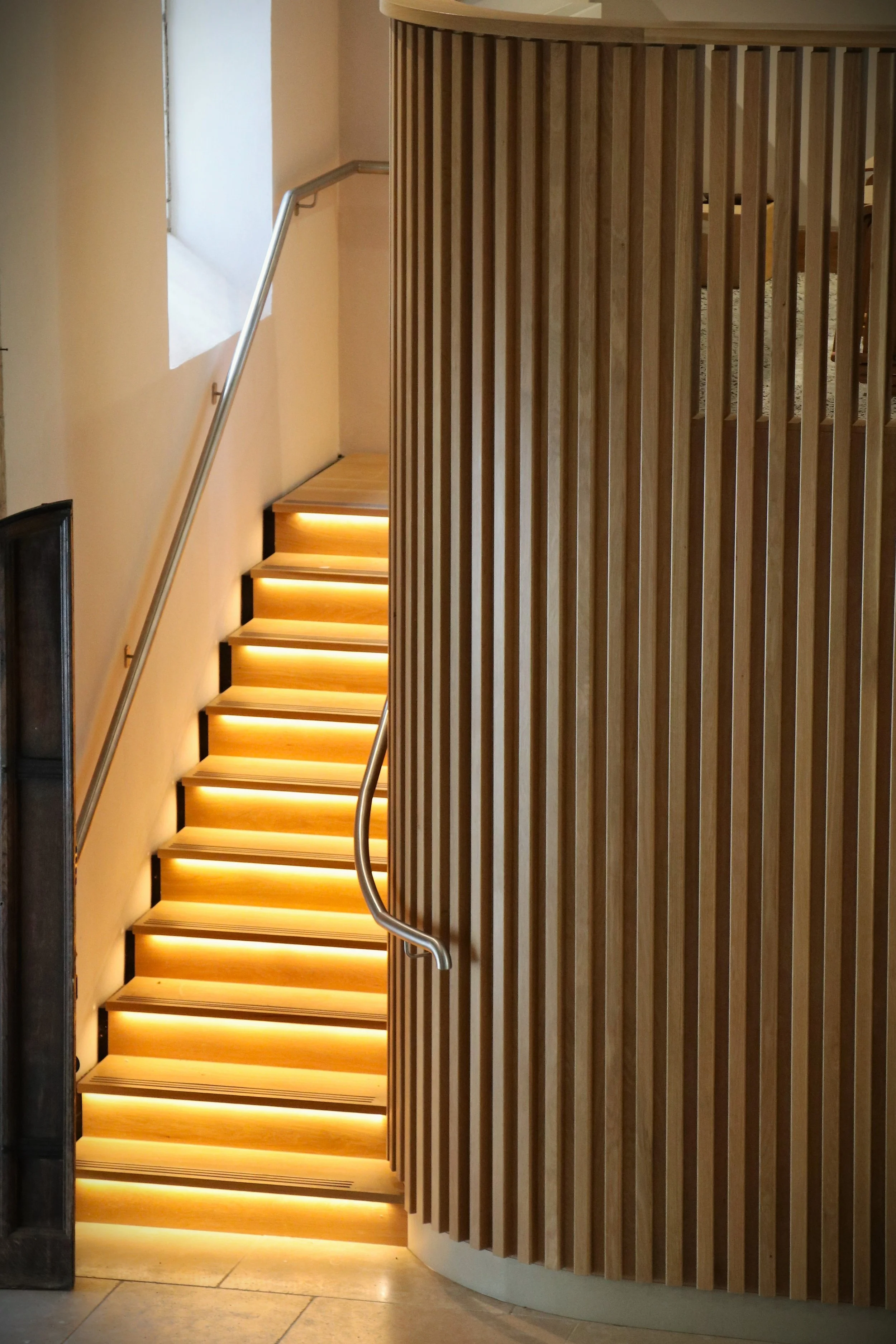  The meeting space at mezzanine level is accessed via a new oak lined staircase that wraps around the pod. 