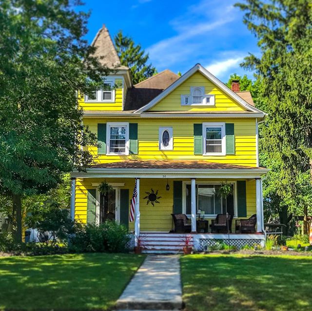This #sunny 🍋🍋🍋 #lemon #americanfoursquare with #victorianstyle embellishments might just be a #sears #home . . . . .
It&rsquo;s #bright #yellow #color really 💥pops and it&rsquo;s little #pathways are so #dreamy and #magical . . . . 
Do you know 