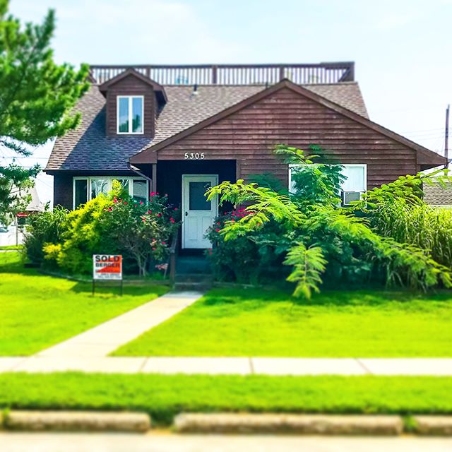 It&rsquo;s #oceancitynj takeover time at @housesofpitman! It&rsquo;s a #newjersey tradition to spend a week or two #downthashore &amp; Ocean City, Nj has a ton of beautiful, historic houses. Sadly though, there are less and less of the #midcentury ho