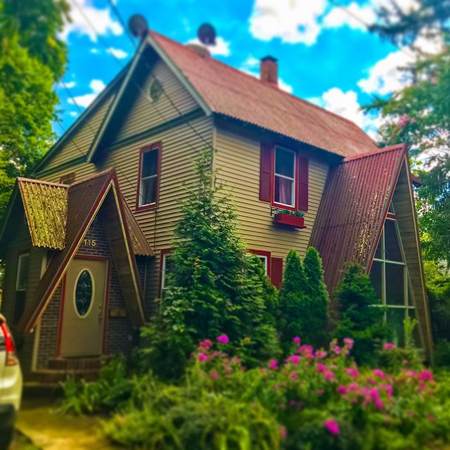 This #cozy #cottage #colonialhouse was built in 1900. The interesting #aframe entryways, front and back additions seem to be added in the mid #1970s. The front triangle seems to be used as a #greenhouse, and a creative way to let light in🌞
.
.
.
Thi