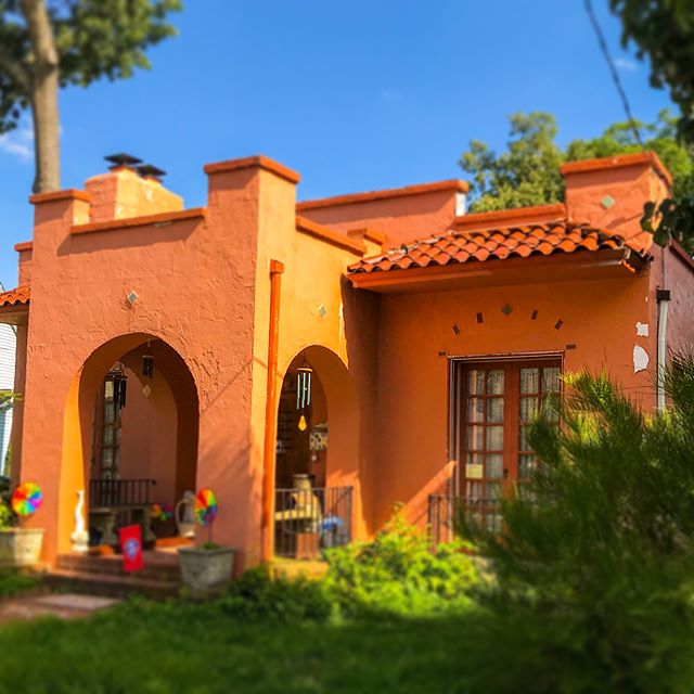 #pointsfororiginality I have always loved this #spanishstyle ranch that stands out proudly from its traditional #colonial neighbors. Built in 1923, this house with its #missionstyle ceramic roof tiles, turrets, and concrete/ stucco facade is truly #o