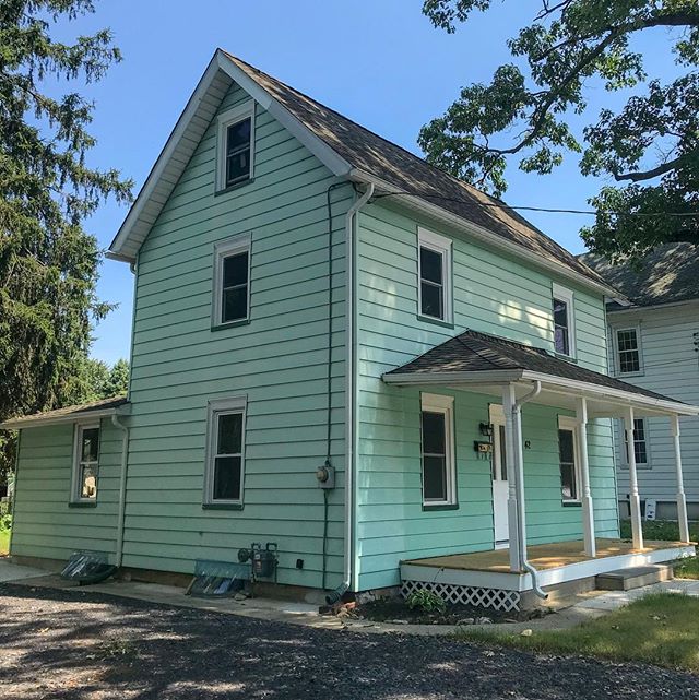 Look at this super cute little mint colonial, right off Pitman&rsquo;s main drag, Broadway ❤️