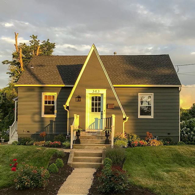 #goldenhour with this row of #midcentury cape cods with distinctive #aframe entryways. I&rsquo;m guessing these were built in the late 1940&rsquo;s- early 1950&rsquo;s. What do you think? Also #shoutout to the owners who I met while shooting their be