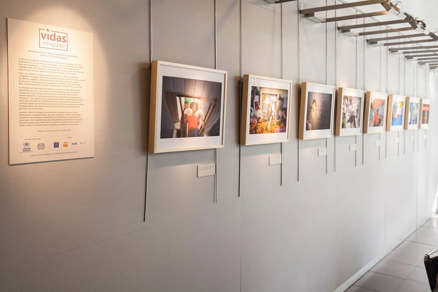 Edição de fotos e design da exposição Vidas refugiadas , do fotógrafo Victor Moriyama. | Fnac Paulista, março 2016. Fotos da exposição de Djan Chu
