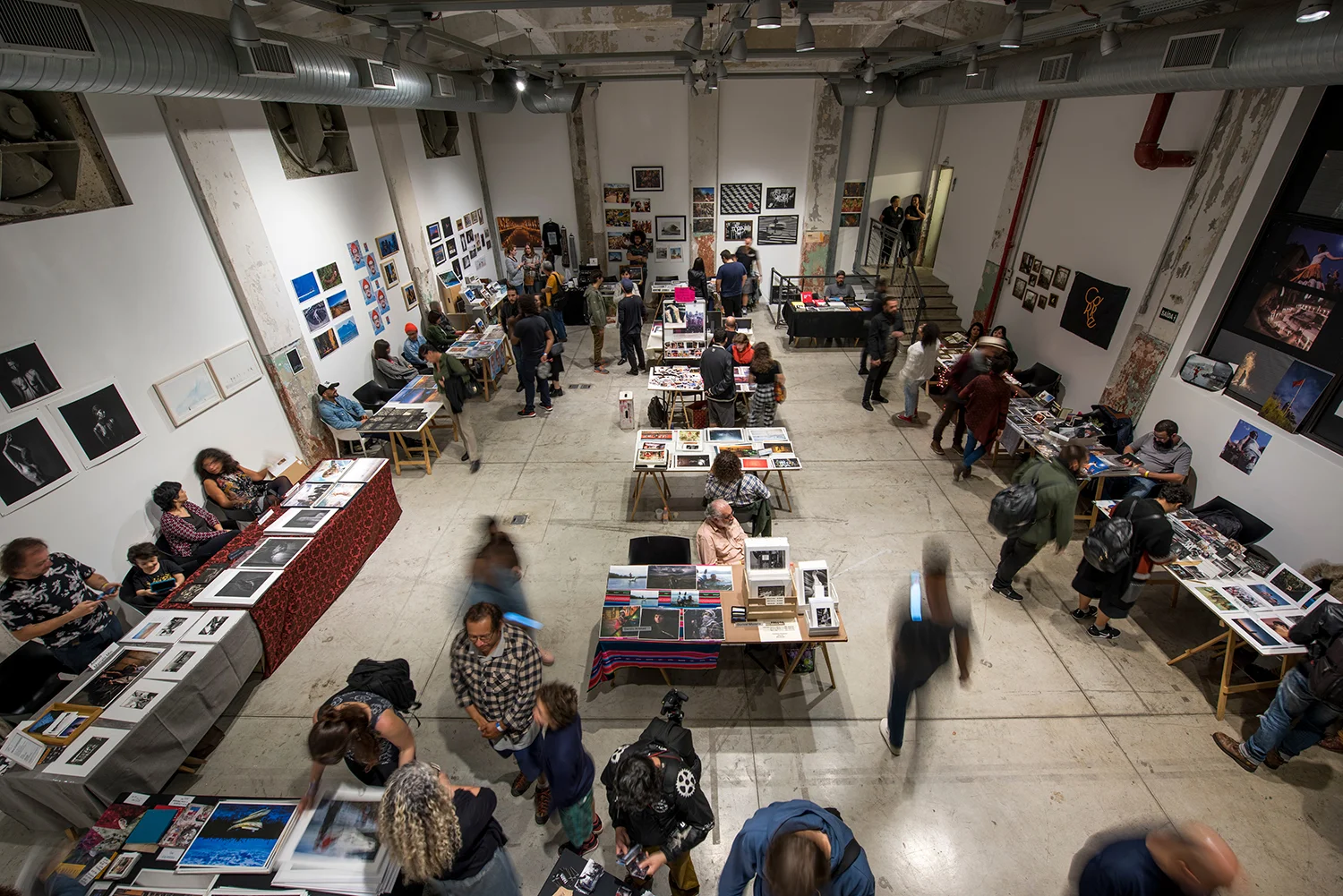 Co-curadora da Foto Invasão , festival de fotografia com instalações, projeções, exposição coletiva, debates, workshops, venda de prints. | Red Bull Station, São Paulo, 2016 e 2018. Feira de prints, foto de Ignacio Aronovich