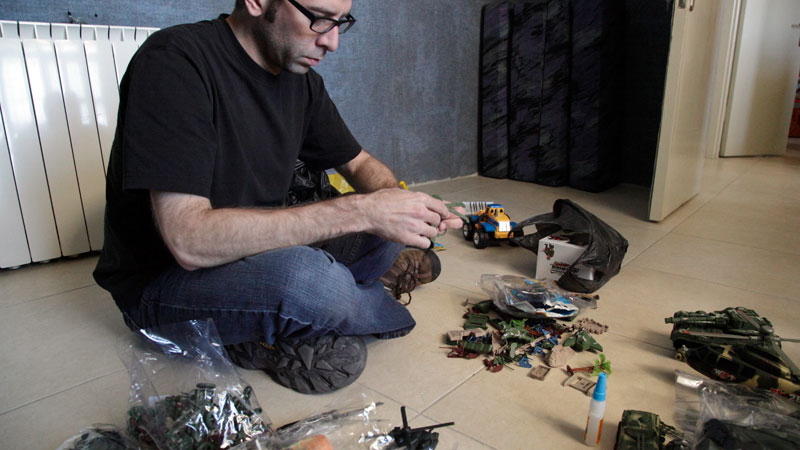 Looking_through_toys