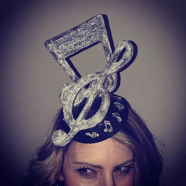 When you get invited to a 'Murder Mystery' party and your chosen character wears musically themed accessories.... challenge accepted! 🎼🎵🎼🎶🎼
#thehatologist #bespokehats #millinery #headpiece #hat #style #victoriawright #hatfashion #madhatter #hat