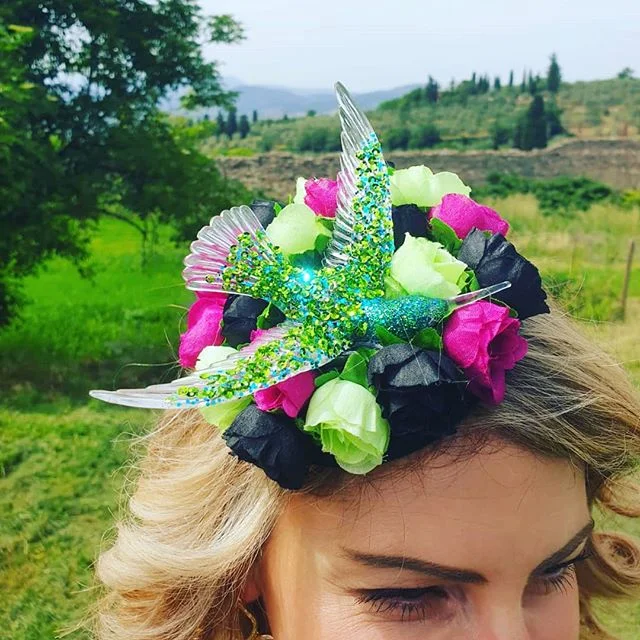 Showcasing my new 'Hummingbird' headpiece in the Tuscan hills 💕🇮🇹🌹 #thehatologist #hatology #victoriawright #stylist #styling #style #fashion #stylistlife #millinery #hats #headpieces #bespoke #tuscany #italy #hummingbird