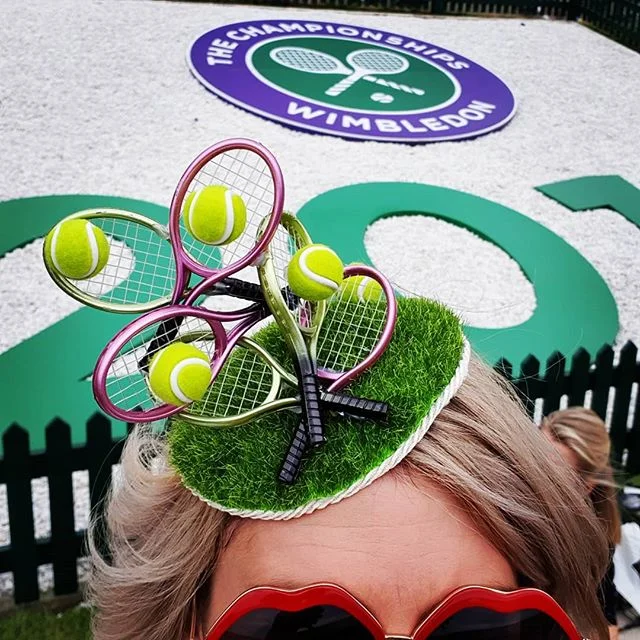 🎾Game, Set and Match at @wimbledon today 🎾
Showcasing another #wimbledon inspired headpiece today on #henmanhill before watching the matches in Court 1 this afternoon 👏🏼 Such a wonderful atmosphere here today! #jointhestory 
#thehatologist #hatol