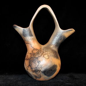 An example of horsehair singeing on a traditional shimmery-finish wedding vase.