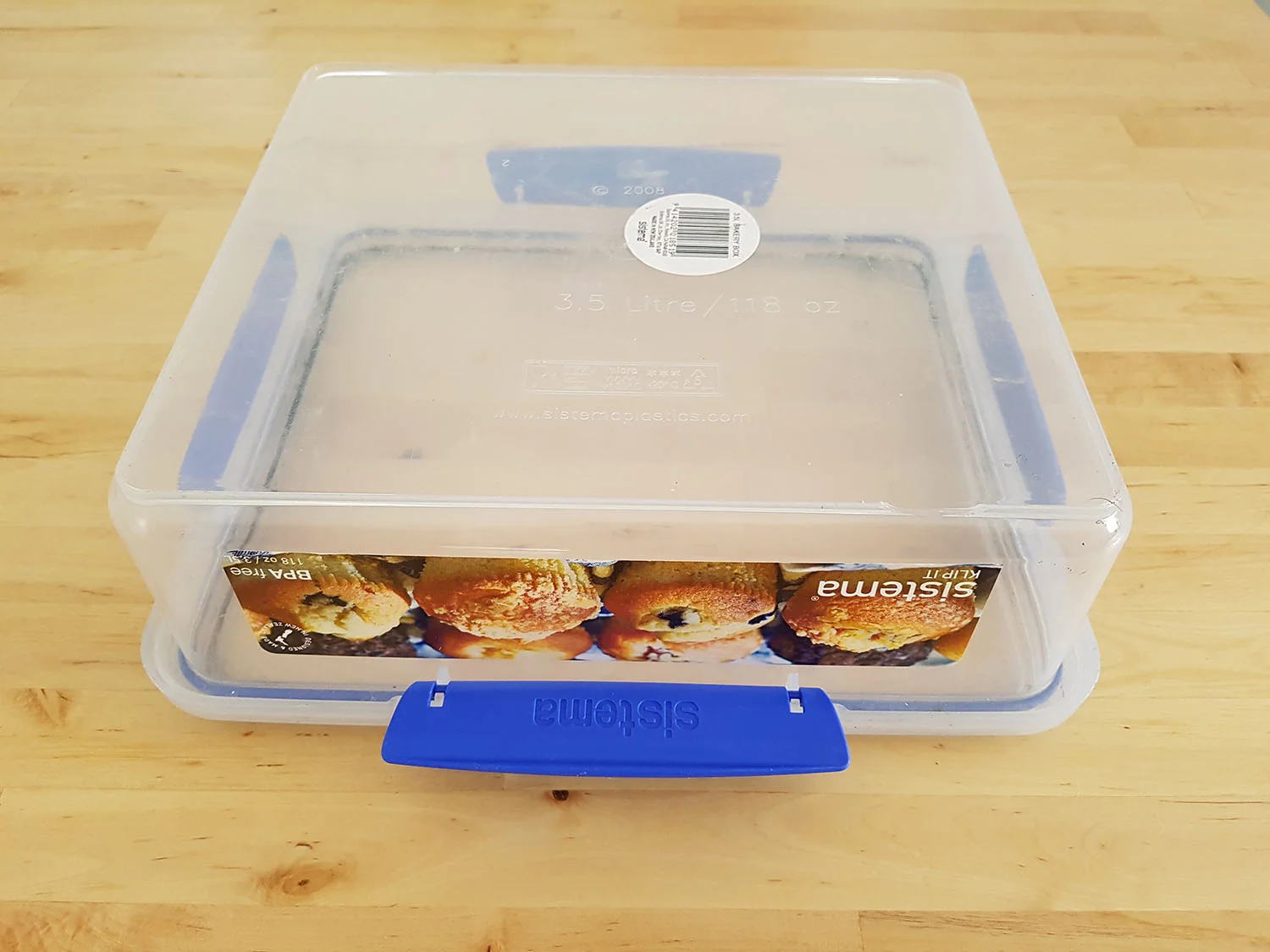 This is a 3.5L Sistema. This is the smallest I would suggest using for a wet palette. I use a 7L one. 
