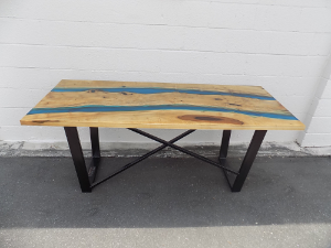 Side view of the "MAGNOLIA REEF" table