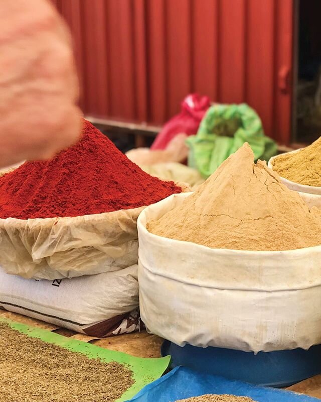 MARRUECOS
-
Common spices include cinnamon, cumin, turmeric, ginger, paprika, coriander, saffron, mace, cloves, fennel, anise, nutmeg, cayenne pepper, fenugreek, caraway, black pepper and sesame seeds. Twenty-seven spices are combined for the famous 