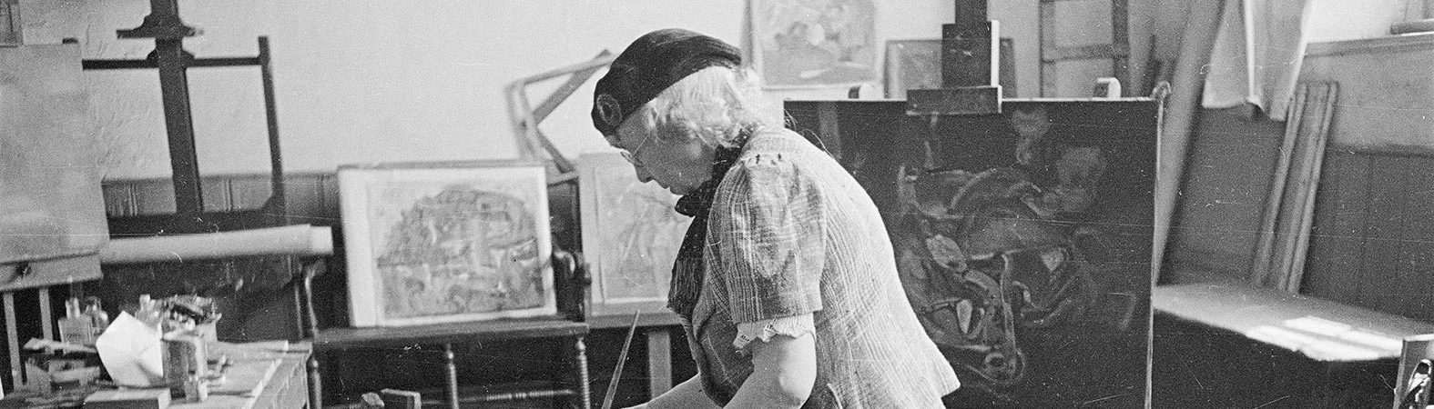 Hodgkins-F-in-her-studio-Corfe-WEB.jpg