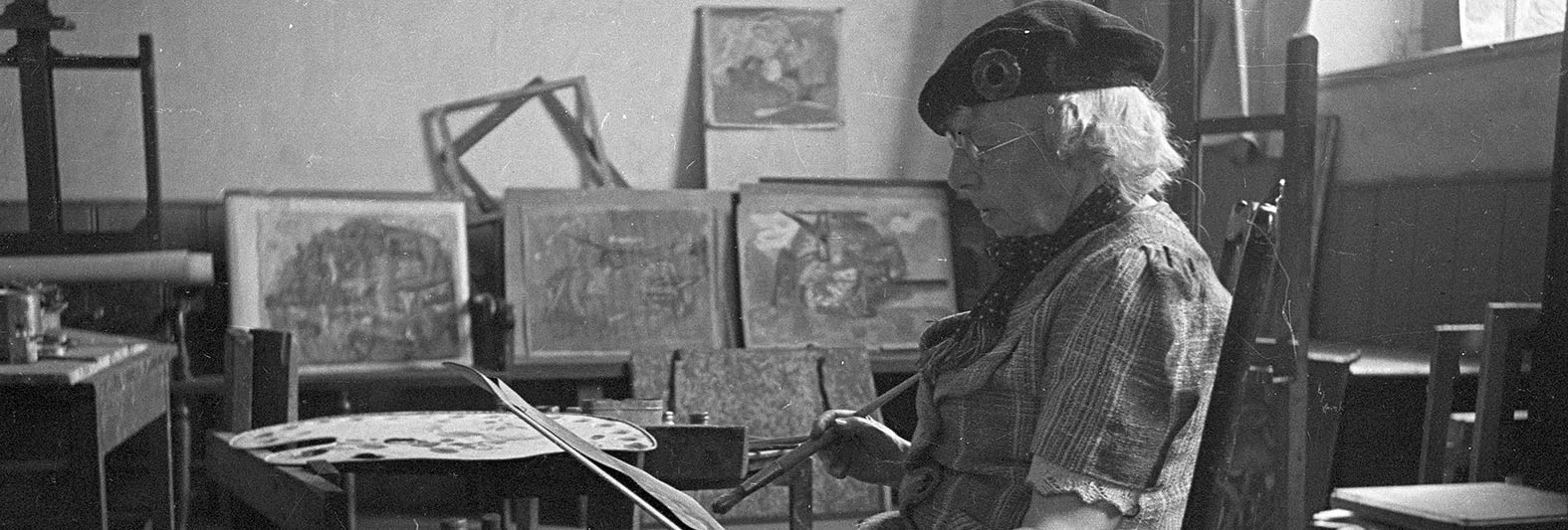Hodgkins-in-her-studio-corfe-Banner.jpg