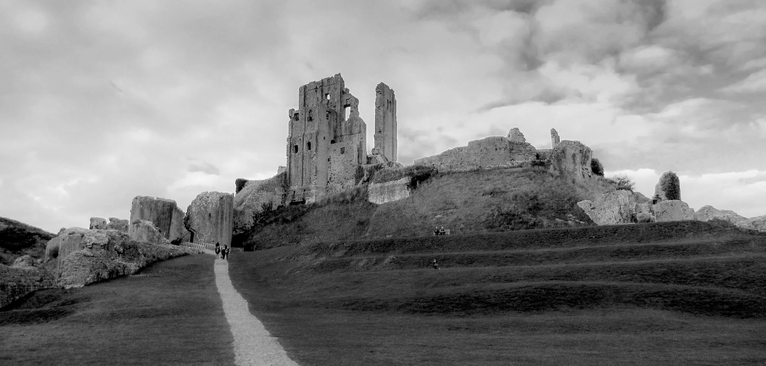 Corfe_Castle,_Dorset.jpg