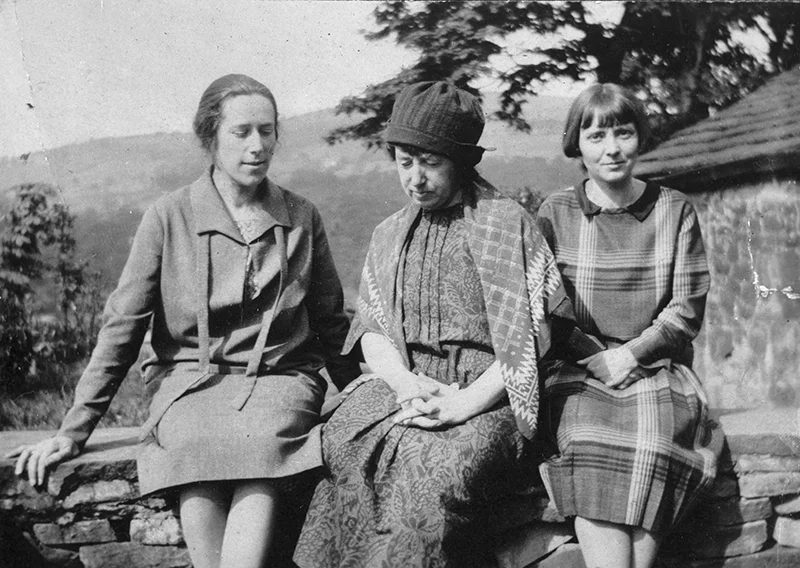 Hannah Ritchie, Frances Hodgkins and Jane Saunders, c. 1925  Courtesy the Katherine Ritchie Collection Alexander Turnbull Library