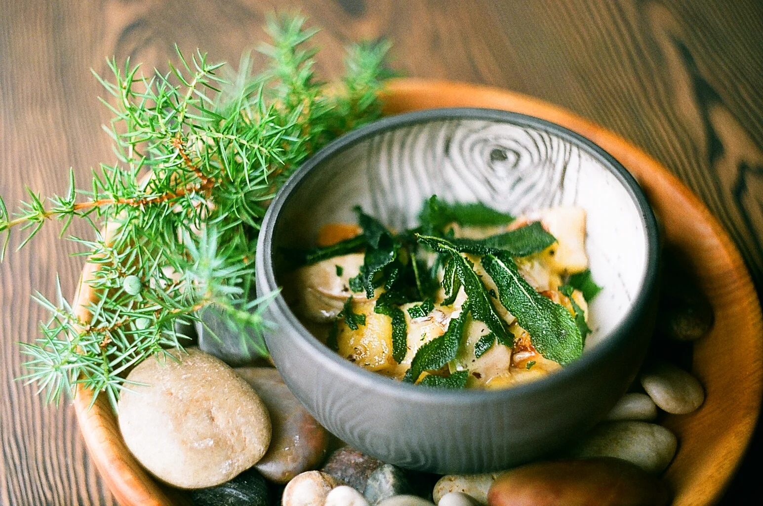 Kadiķu sviestā ceptas kartupeļu klimpas ar baraviku mērci