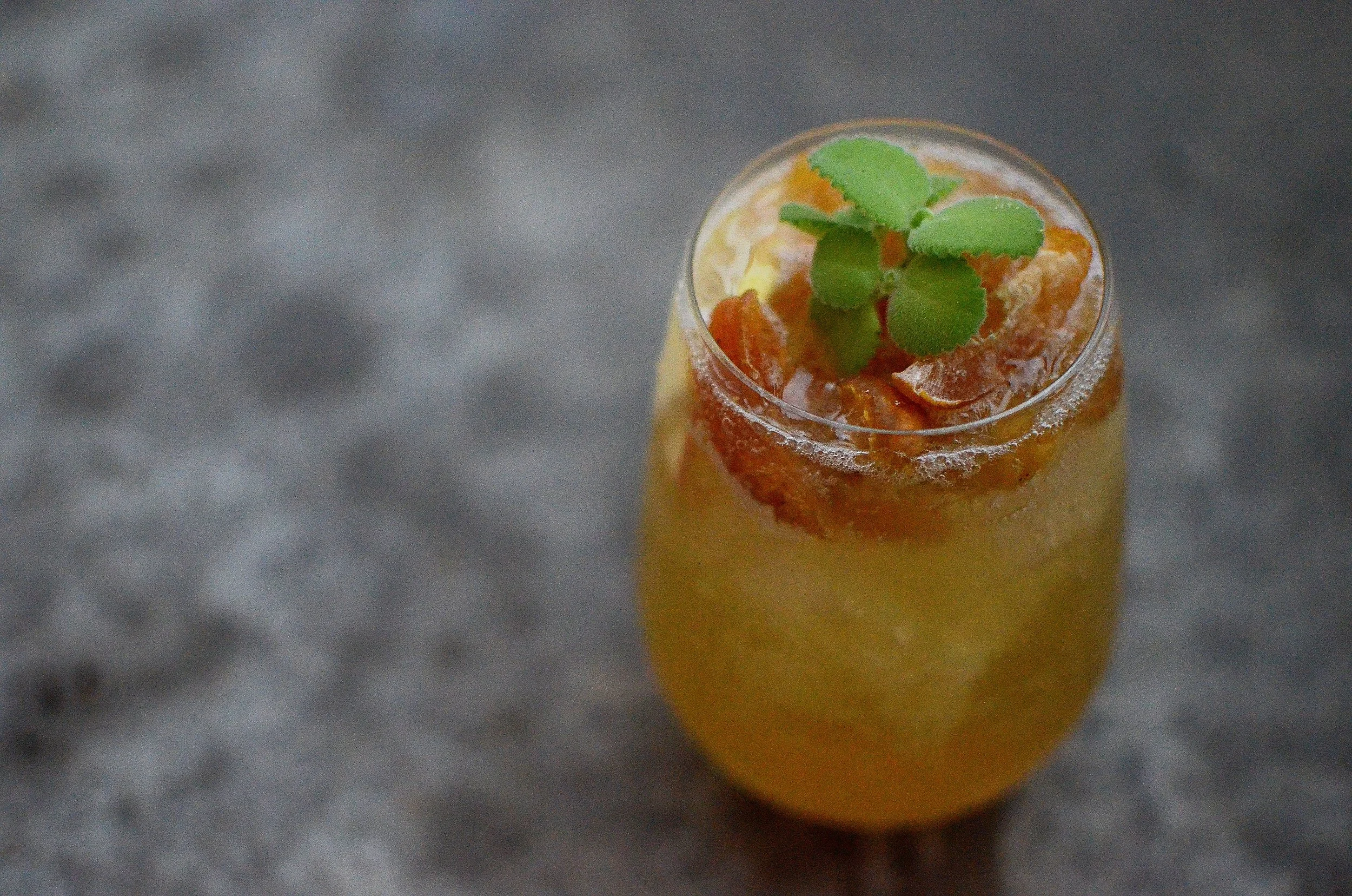 Cidoniju zeltera un kumelīšu kokteilis