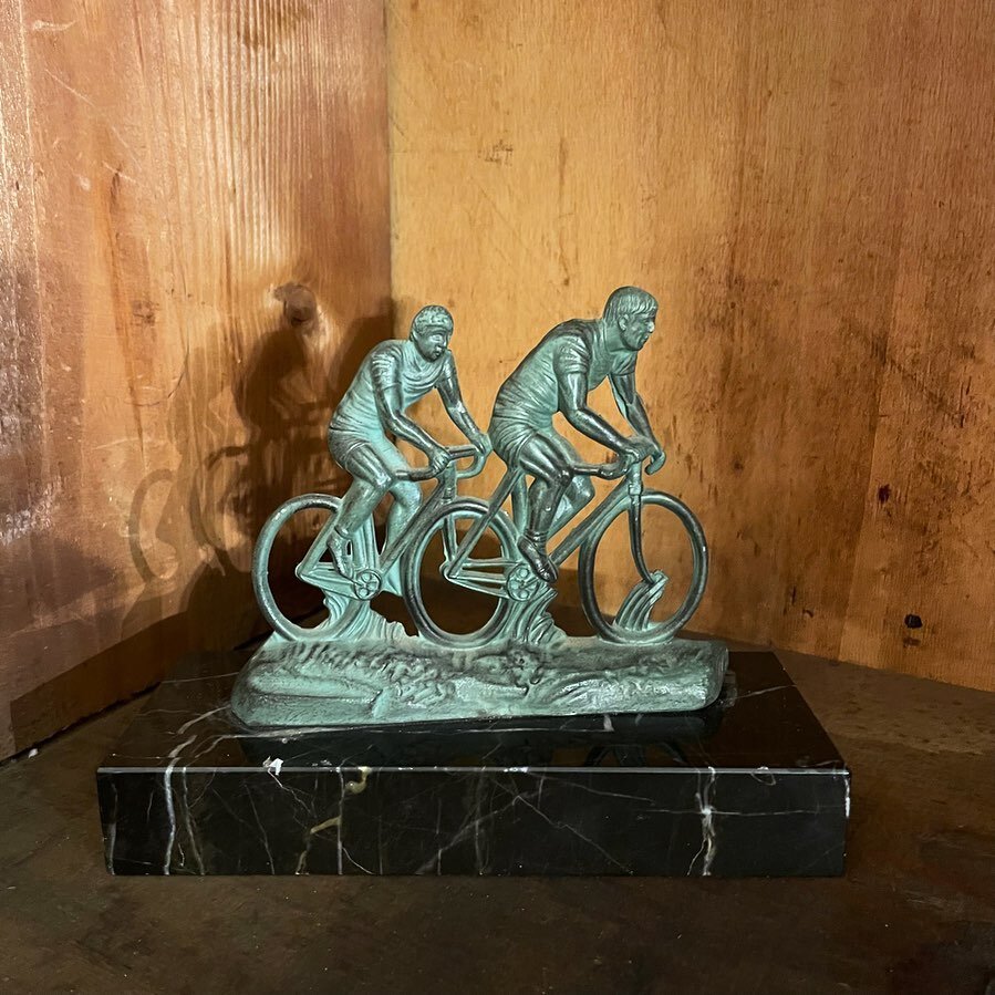 Scultura in bronzo 🚴&zwj;♂️🚴&zwj;♂️ #scultura #bronzo #ciclisti #arredi #arredamento #interni #decori #interiordesign #oggetti #unici #pezziunici #roma #viadipanico6