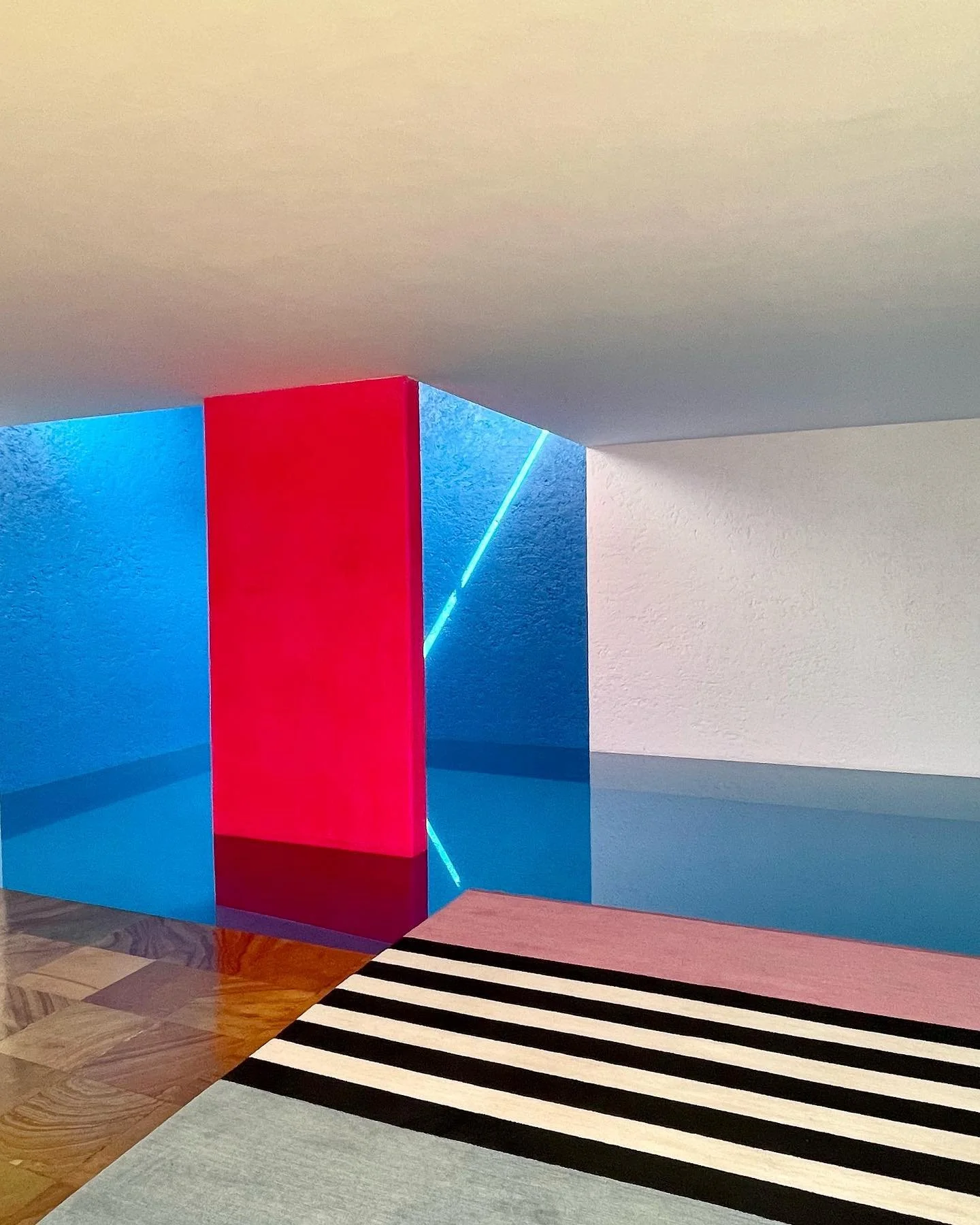 @casa_gilardi by Luis Barrag&aacute;n 1976-78.
@pritzkerarchitectureprize #pritzkerprize #architecture #mexicanmodernism #luisbarragan 
Tapestries by @bethanlaurawood