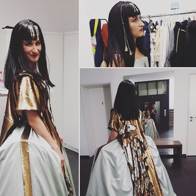 Last night as Cleopatra at Charlottenburg Palace. Thanks to @manoujacob for your fantastic hair and makeup ⭐️ I had so much fun wearing this costume! #minicleopatra #schlosscharlottenburg #konzert #backstage